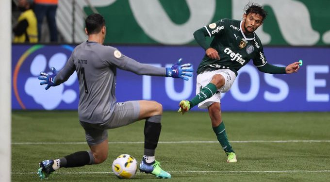 Palmeiras goleia o Botafogo e assume a liderança do Brasileiro