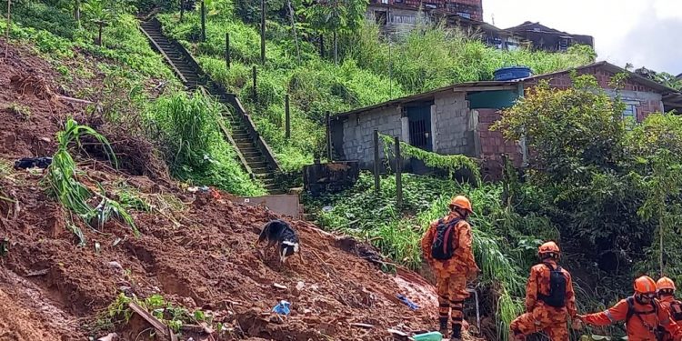 Mortes por chuva chegam a 107 na Grande Recife e iguala tragédia de 1975