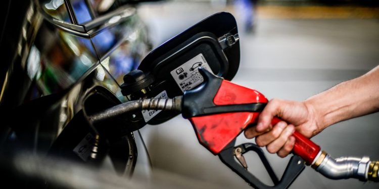 Gasolina fica 5,18% mais cara a partir de hoje nas refinarias
