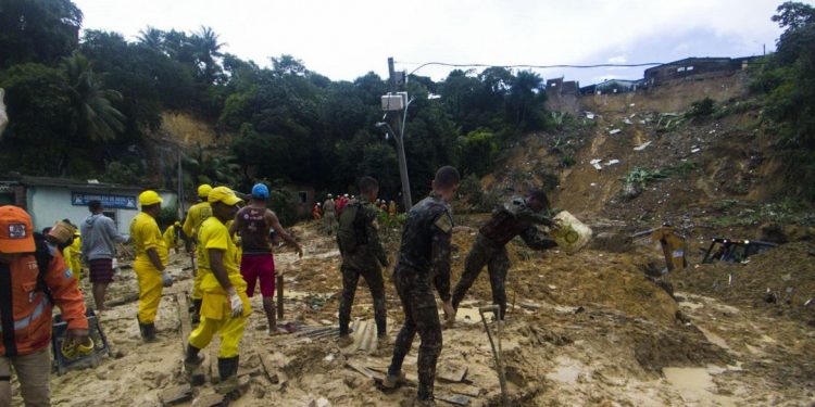 Bombeiros encerram buscas em PE com total de 128 mortos