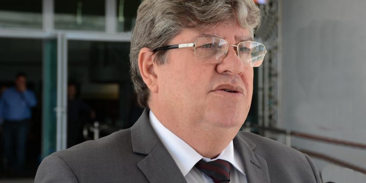 João Azevedo garante vaga de vice ao PP de Agnaldo