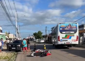 Motoqueiro morre ao bater em traseira de ônibus, em JP