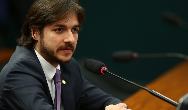 Aproveitando a guerra na base governista, Pedro acena aos Republicanos