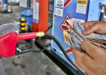 Gasolina pode cair para R$ 5,56 com proposta do Governo, diz relator