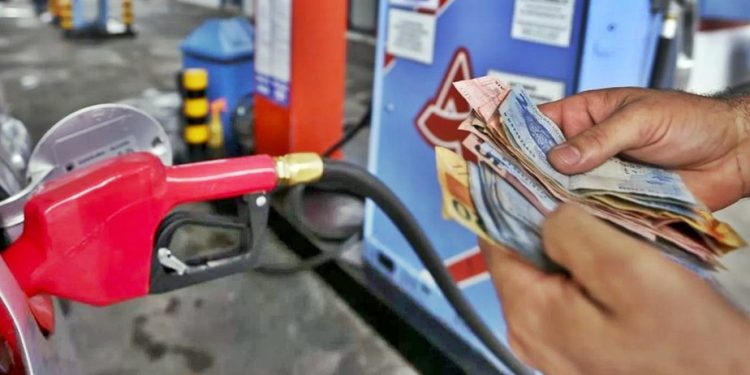 Gasolina pode cair para R$ 5,56 com proposta do Governo, diz relator