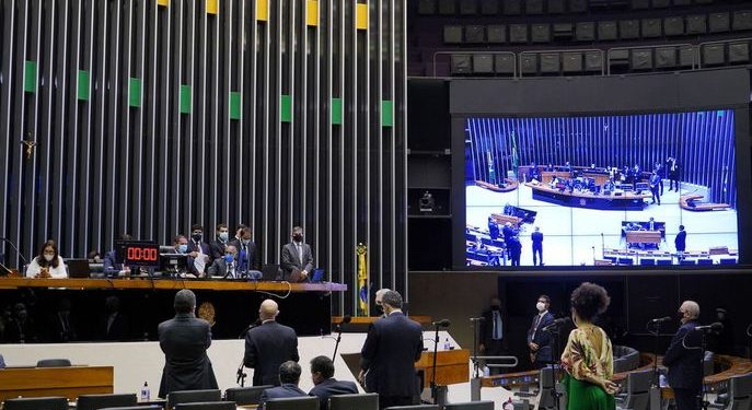 Câmara aprova PEC da enfermagem, em primeiro turno