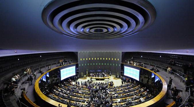 Senado aprova PEC que aumenta Auxílio Brasil para R$ 600