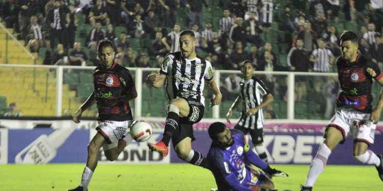 Goleado pelo Figueirense, Campinense afunda na zona de rebaixamento da Série C