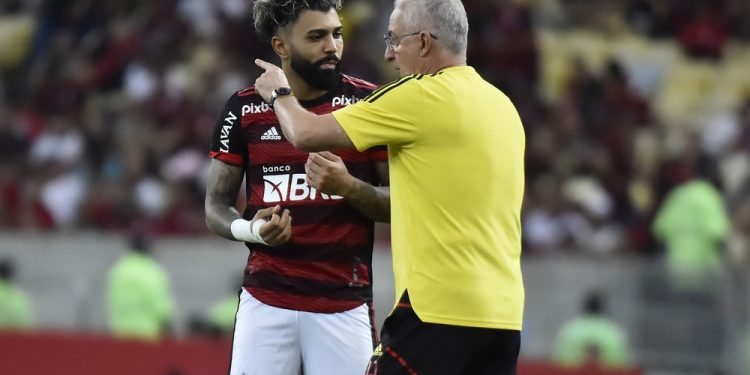 Flamengo fura retranca de Felipão, mas esbarra na má pontaria