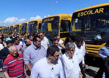 João Azevedo reúne prefeitos em João Pessoa para entrega de ônibus escolares