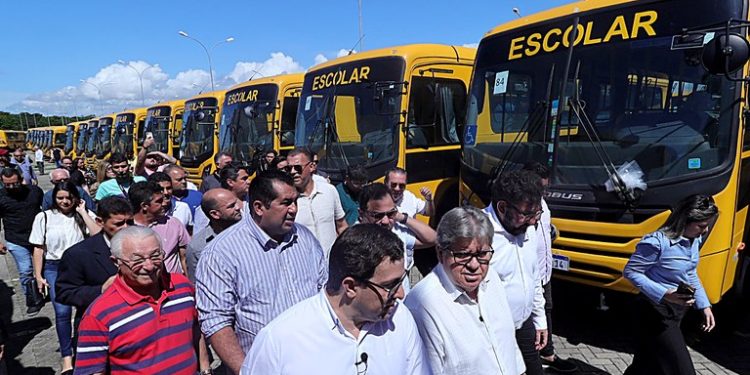 João Azevedo reúne prefeitos em João Pessoa para entrega de ônibus escolares