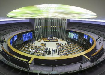 Câmara aprova em 2º turno PEC do piso salarial para enfermagem