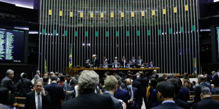 Câmara aprova, em 2° turno, PEC do Estado de Emergência