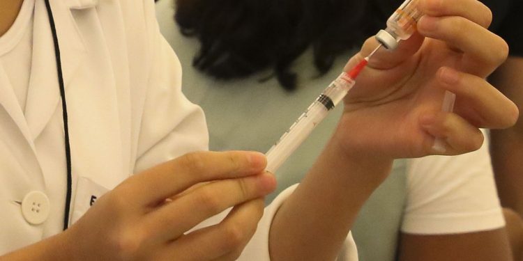 Covid-19: Brasil registra 284 óbitos e 76 mil casos em 24 horas