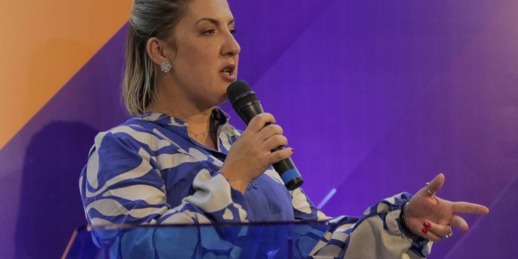 Nova presidente da Caixa disse que vai afastar assessores de Guimarães, acusado de assédio