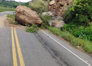 Pedras gigantes deslizam e fecham rodovia entre Bananeiras e Belém