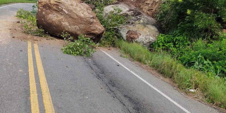 Pedras gigantes deslizam e fecham rodovia entre Bananeiras e Belém