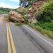 Pedras gigantes deslizam e fecham rodovia entre Bananeiras e Belém