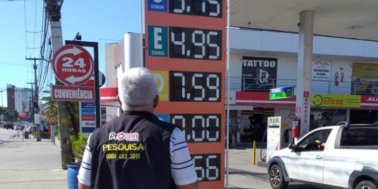 Pesquisa constata queda de R$ 0,98 no preço da gasolina, em uma semana, em João Pessoa