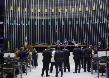 Votação da PEC dos benefícios sociais na Câmara é adiada para terça