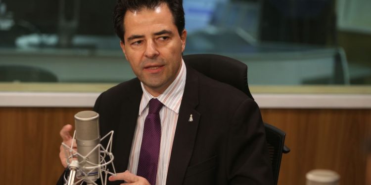 Além de combustíveis e energia, conta de celular também terá desconto, diz ministro