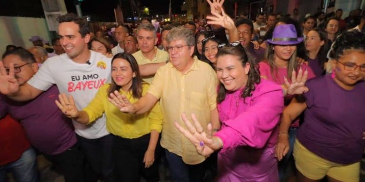 Com Lucas e Pollyanna, João inaugura comitê em Bayeux