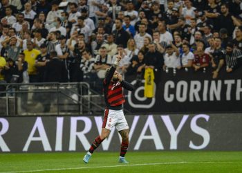 Flamengo bate Corinthias em SP e abre boa vantagem nas quartas da Libertadores