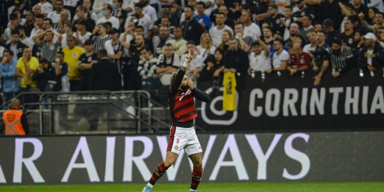 Flamengo bate Corinthias em SP e abre boa vantagem nas quartas da Libertadores