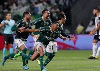 Com dois a menos, Palmeiras segura empate e se classifica nos pênaltis