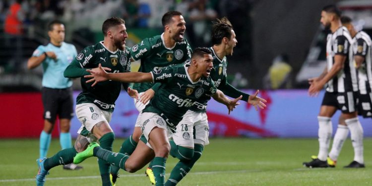 Com dois a menos, Palmeiras segura empate e se classifica nos pênaltis