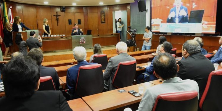 Veneziano chama governadores de “chorões” por irem à Justiça contra corte no ICMS da gasolina