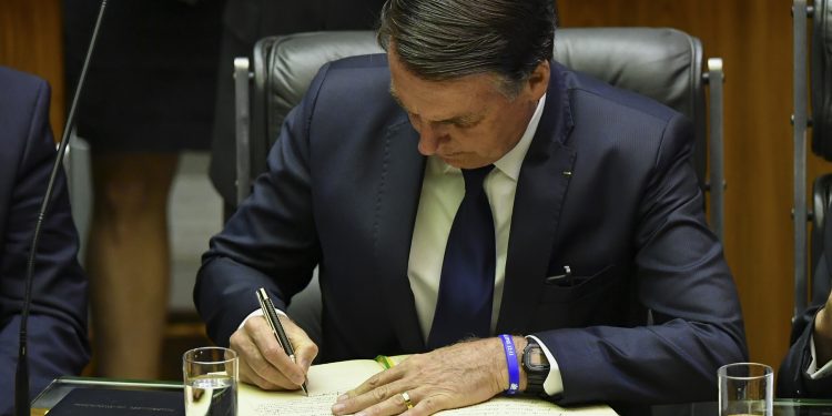 Decreto regulamenta crédito consignado no Auxílio Brasil