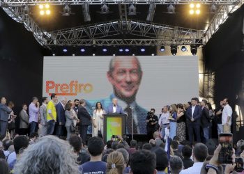 Ciro Gomes registra candidatura no TSE
