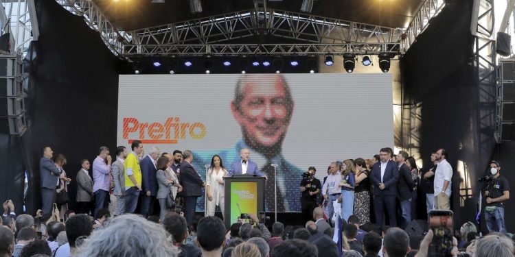 Ciro Gomes registra candidatura no TSE