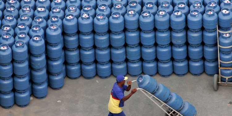 Petrobras anuncia nova redução no preço do gás de cozinha