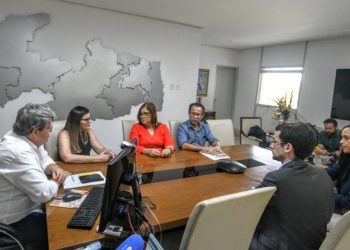 João Azevedo se compromete a pagar o piso da enfermagem