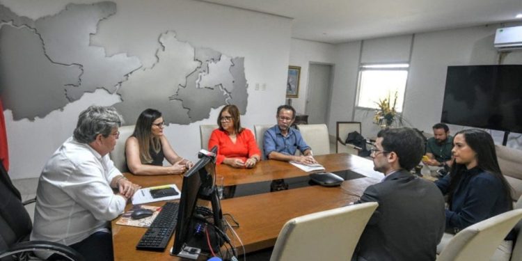 João Azevedo se compromete a pagar o piso da enfermagem