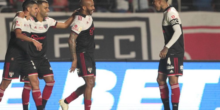 VÍDEO – São Paulo goleia Avaí por 4 a 0, pelo Brasileirão