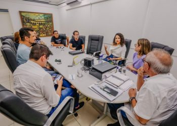 Cícero Lucena garante pagar piso da enfermagem