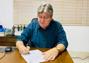 João Azevedo autoriza estudos para implantar piso da enfermagem