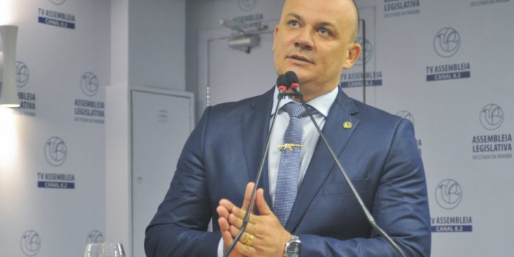 Concorrendo à Câmara Federal, Cabo Gilberto recebe menos dinheiro do partido que colega candidato à AL