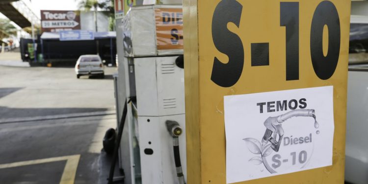 Petrobras anuncia redução de R$ 0,30 no preço do diesel