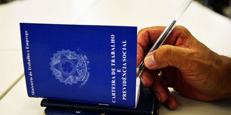 Desemprego cai para 8,7% em setembro, revela o IBGE