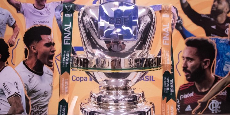Flamengo e Corinthians disputam título da Copa do Brasil no Maracanã