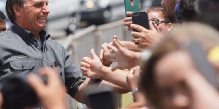 Bolsonaro diz que vai desonerar folha do setor de saúde