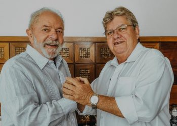 Ao lado de Lula, João alfineta: “Não fico em cima do muro”