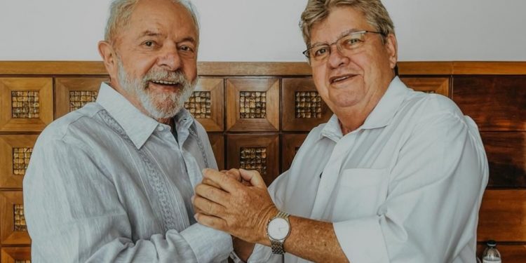 Ao lado de Lula, João alfineta: “Não fico em cima do muro”