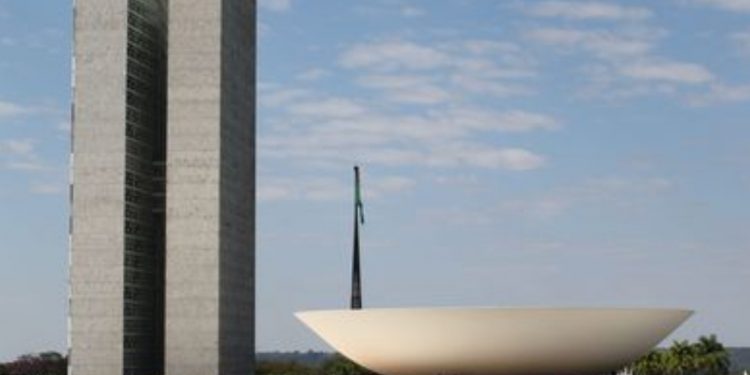 Câmara aprova MP que autoriza compra de vacina pela iniciativa privada