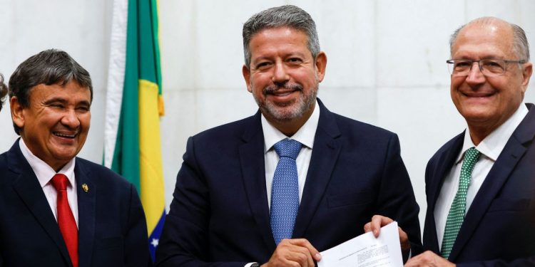 Equipe de transição propõe que governo Lula gaste R$ 175 bilhões acima do teto