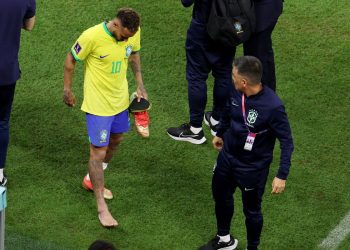 Médico da seleção diz que Neymar sofreu entorse no tornozelo direito